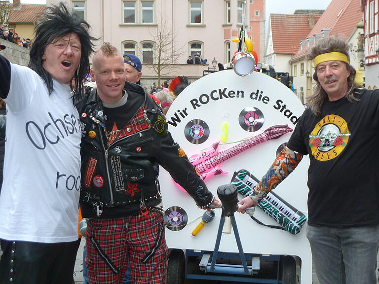 Auch Bürgermeister Peter Juks (links) und die Stadträte ziehen am Faschingssonntag traditionell mit dem Gaudiwurm durch die Stadt.