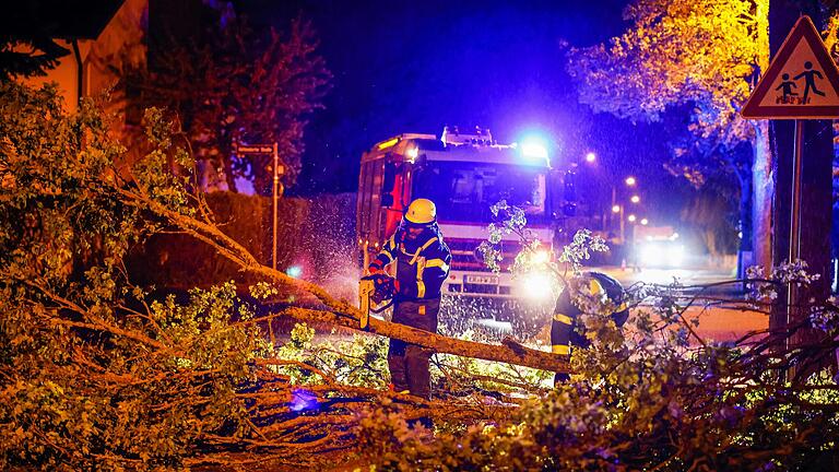 In Ober-, Mittel- und Unterfranken musste die Feuerwehr in der vergangenen Nacht viele Straßen von umgestürzten Bäumen befreien. Dieses Bild entstand bei Erlangen. In Ober-, Mittel- und Unterfranken musste die Feuerwehr in der vergangenen Nacht viele Straßen von umgestürzten Bäumen befreien. Dieses Bild entstand bei Erlangen. 