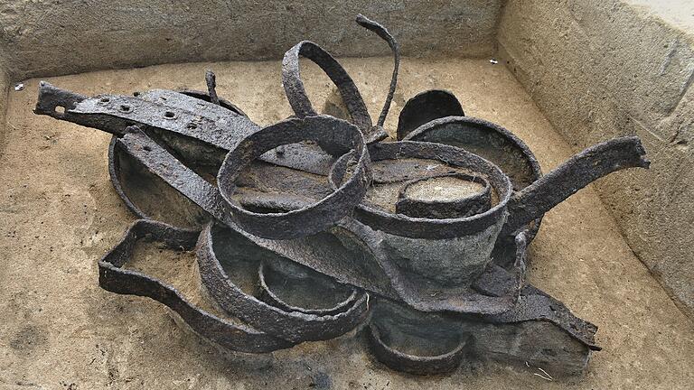 Archäologische Funde aus dem Dreißigjährigen Krieg       -  Die Fachleute gehen davon aus, dass Metallteile wie Radreifen bewusst in Depots gesammelt wurden.