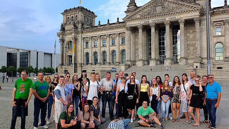Die Gruppe der Inklusionsfahrt vor dem Reichstagsgebäude in Berlin.