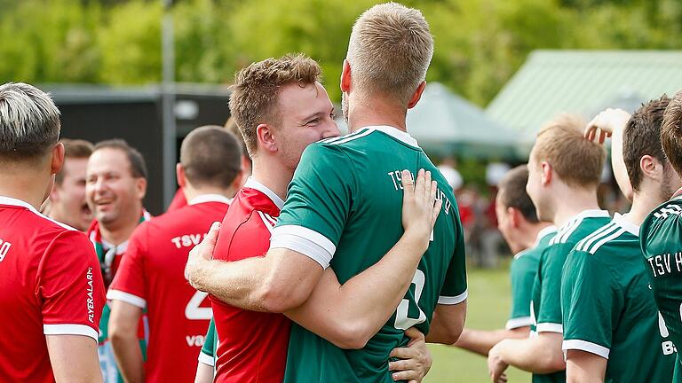 Die Spieler des TSV Homburg feiern in Veitshöchheim den Gewinn der Meisterschaft in der Kreisklasse Würzburg 4. An diesem Wochenende, dem vorletzten Spieltag der Saison 2021/22, können weitere Mannschaften im Fußball-Kreis Würzburg Meister werden.
