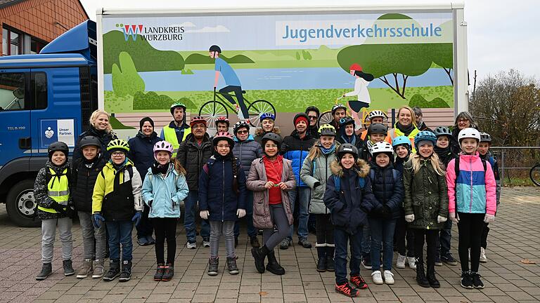 Bewohner:innen des St.-Josefs-Stifts, Schüler:innen der Grundschule Eisingen und Waldbrunn, Beate Neumayer (Polizeihauptmeisterin) und Ann-Kathrin Reutter (Polizeiobermeisterin).