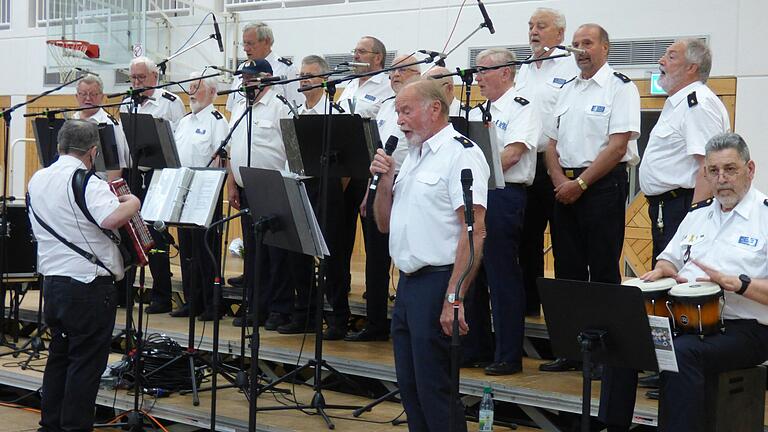 Seemannschor Marinekameradschaft Admiral Scheer beim Liedvortrag.