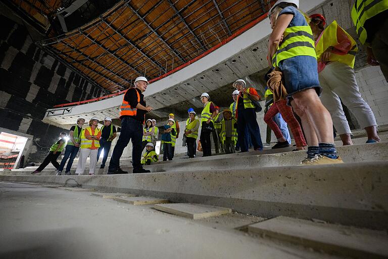 Dirk Terwey, Geschäftsführender Direktor, zeigte&nbsp; die Fortschritte auf der Baustelle.&nbsp;