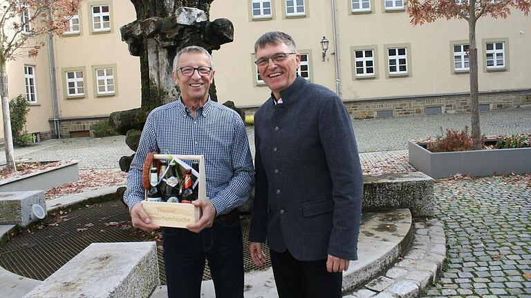 Thomas Edelmann, im Bergrheinfelder Bauhof eine „Institution“, wurde in den Ruhestand verabschiedet, daneben Bürgermeister Ulrich Werner.