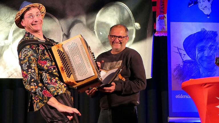 Oti Schmelzer band auch einen Gast aus dem Publikum als Assistenten in seine über zweistündige Show in Eltmann mit ein. Oti Schmelzer band auch einen Gast aus dem Publikum als Assistenten in seine über zweistündige Show in Eltmann mit ein.