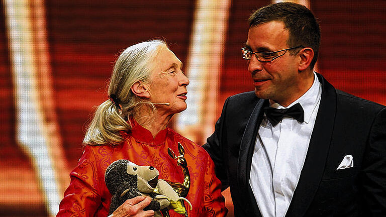 Berührender Moment: Triebel mit Jane Goodall und Bambi.