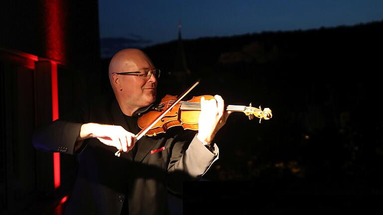 Der Geiger Florian Meierott trat in Paganinis Fußstapfen beim Konzert auf dem Dach des Karlstadter Rathauses.