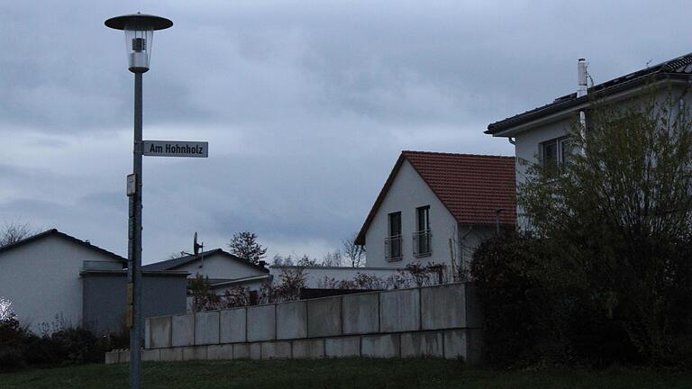 In einigen Straßen in Burglauer, wie hier 'Am Hohnholz', wird bereits mit Nahwärme geheizt. Das soll bald noch mehr Haushalten im Ort möglich sein. In einigen Straßen in Burglauer, wie hier 'Am Hohnholz', wird bereits mit Nahwärme geheizt. Das soll bald noch mehr Haushalten im Ort möglich sein.