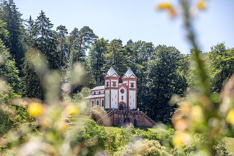 Die Gruftkapelle Sankt Maria in Mespelbrunn sieht man gleich am Beginn der Tour.