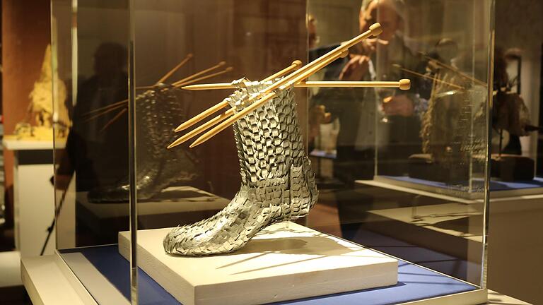 Die Socke aus Nato-Stacheldraht von Helga Schwalt-Scherer ist eines der Kunstwerke in der Ausstellung.