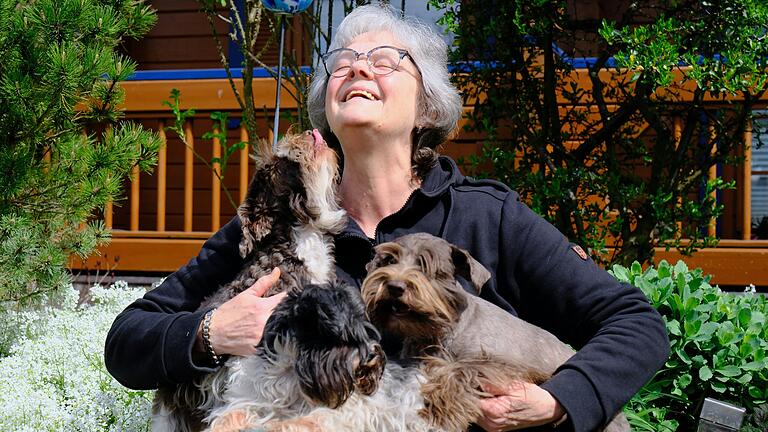 Das Glück, eine Hundefreundin zu sein: Andrea Dobruta aus Sulzdorf an der Lederhecke genießt die Gemeinsamkeit mit ihren American Schnauzern. Auch sie wirkt mit, dass Sulzdorf bayernweit einen Spitzenplatz belegt in Sachen Hundehaltung.