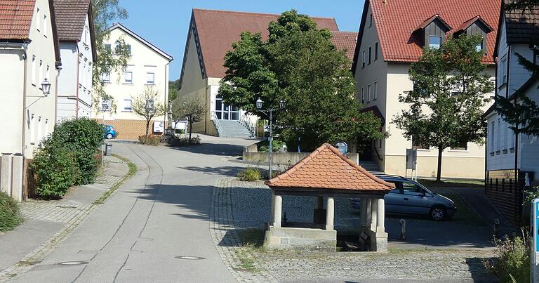 Fast den tiefsten Punkt in Weyer markiert das historische Brunnenhaus. Dort ankommendes Quellwasser muss abgepumpt werden, wenn es abgeleitet werden soll, da die Umgebung höher liegt. Fast den tiefsten Punkt in Weyer markiert das historische Brunnenhaus. Dort ankommendes Quellwasser muss abgepumpt werden, wenn es abgeleitet werden soll, da die Umgebung höher liegt.