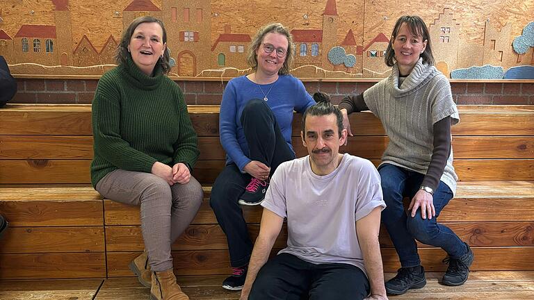 LTTA an der Grundschule: unten Marco Jodes, Tanzpädagoge (LTTA), oben links Helene Stiegler ( Lehrkraft 2. Klasse), oben in der Mitte Nicole Assmann (Schulleitung), rechts Stephanie Hemm (Lehrkraft der zweiten Klasse)