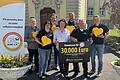 Edeka-Mitarbeiter überreichten einen symbolischen Scheck an die Verantwortlichen des Würzburger Vereins Kiwi: Erste Reihe von links: Stefanie Schmitt (Edeka), Ina Schmolke (Vorsitzende Kiwi), Detlef Kautzmann (Edeka), Stefan Schwab (Edeka).&nbsp; Zweite Reihe von links: Urban Hübner (Kiwi), Prof. Dr. Christoph Härtel (Kinderklinik), Stefan Knötgen (Edeka).