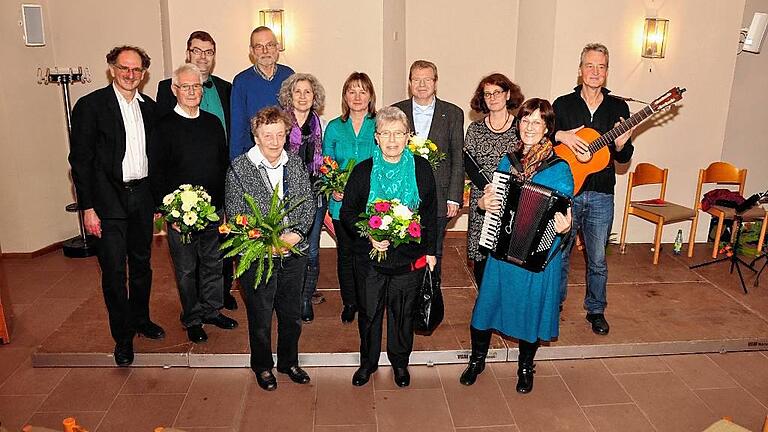 Geschichten und Lieder: Vier Waldbüttelbrunner Urgesteine, Ella Bäumler, Altbürgermeister Alfred Endres, Erich Lutz und Jürgen Steinmetz plauderten aus dem Nähkästchen. Gerti Bildl und Angelika Becker moderierten den Nachmittag in der Alten Kirche.