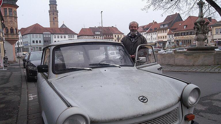 Das Objekt der Begierde: Christian Fischer und sein Trabant. Die Fahrt nach dem Kauf vom Spreewald nach Bad Königshofen wird der Schlundhauswirt wohl nie vergessen.