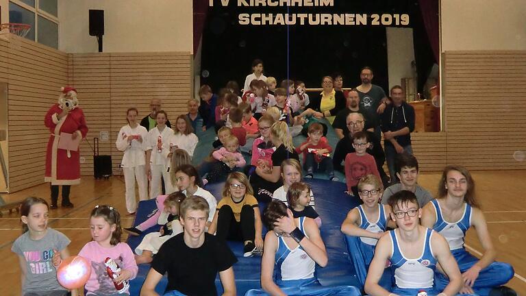 Die Teilnehmer am Schauturnen in Kirchheim gruppierten sich zu einem Gemeinschaftsfoto.