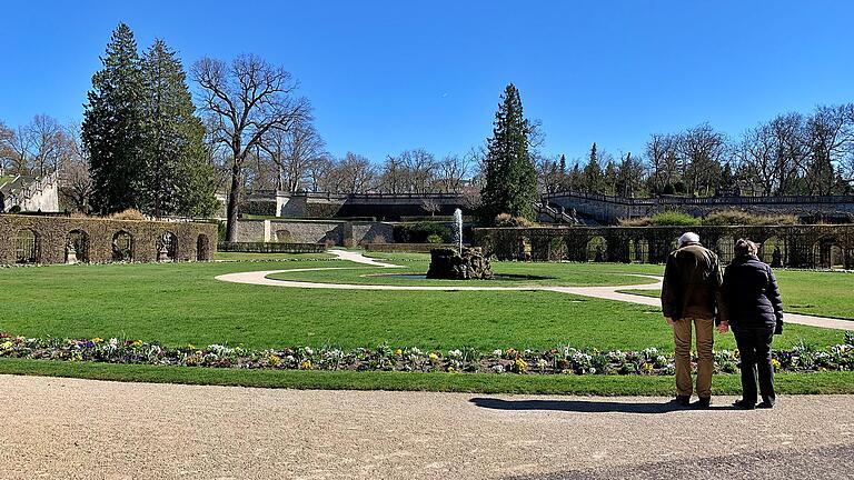 Einmal am Tag raus an die frische Luft und dabei strikt Abstand halten: So wie dieses Paar am Sonntag im Hofgarten halten es viele ältere Menschen während der Corona-Epidemie.