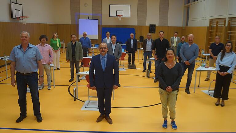 Konstituierende Sitzung des Prichsenstadter Stadtrats: Bürgermeister René Schlehr (vorn, Mitte) ist eingerahmt von seinen neuen Stellvertretern Peter Eschenbacher und Alexandra Martin. Dahinter die Räte (von links): Christoph Schmidt, Ingrid Mehlert, Wolfgang Brosche, Ludwig Meder, Fabian Uhl, Michael Eckhof, Helmut Hümmer, Alfons Saugel, Martin Krapf, Alexander Schöpfel, Pascal Zörner, Harald Rückert, Werner Hillger und Susanne Karb. Konstituierende Sitzung des Prichsenstadter Stadtrats: Bürgermeister René Schlehr (vorn, Mitte) ist eingerahmt von seinen neuen Stellvertretern Peter Eschenbacher und Alexandra Martin. Dahinter die Räte (von links): Christoph Schmidt, Ingrid Mehlert, Wolfgang Brosche, Ludwig Meder, Fabian Uhl, Michael Eckhof, Helmut Hümmer, Alfons Saugel, Martin Krapf, Alexander Schöpfel, Pascal Zörner, Harald Rückert, Werner Hillger und Susanne Karb.