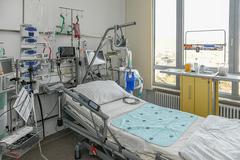 Ein unbelegtes Bett in der Intensivstation der Missionsärztlichen Klinik Würzburg.