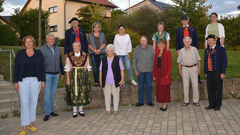 Zusammen mit der Bürgermeisterin Simone Seufert (1.v.li.) und dem Altbürgermeister (und jetzt auch Ehrenmitglied) Arthur Arnold (2.v. li.)  freuten sich alle über ihre Ehrungen an diesem Spätsommerabend: Regina Weigand (60), Kassier Eugen Gäb, Regina Zilch (50) Elisabeth Schraut (50), Brigitte Winkler (50), Otmar Albert (50), Anja Weidner, Erika Nöth (50), Vorstand Werner Bieber, Rudolf Schlenz (50) Schriftführerin Sonja Sehm sowie Ehrenmitglied Walter Klein