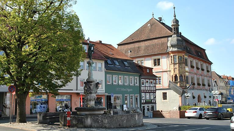 Dunkle Schaufenster und zukünftig mit Strickjacke am Arbeitsplatz: Es wird kühler im Rathaus Bad Königshofen.