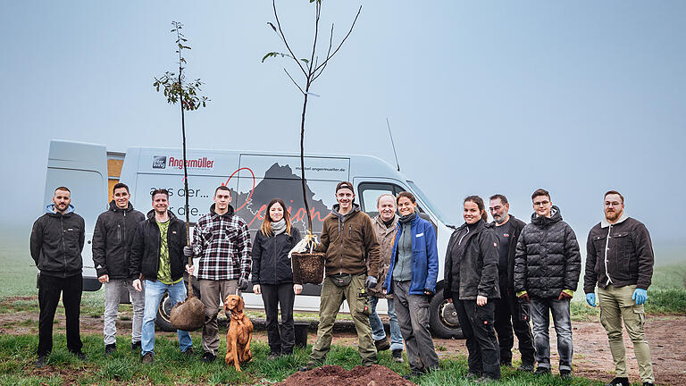 Das Team vom Interliving Einrichtungshaus Angermüller pflanzte 28 Solitärbäume in der Gemeinde Hohenroth. Angermüller ist auch Solitärbaum-Projektpate.