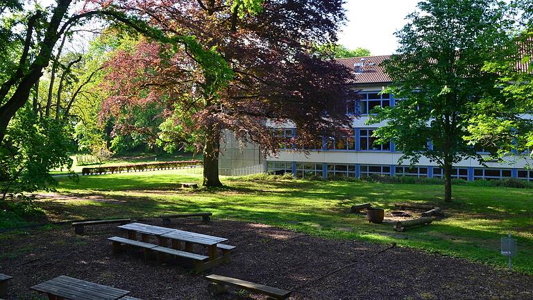 Das Franken-Landschulheim Schloss Gaibach. Dort sind Gymnasium, Realschule, Tagesheim und Internat untergebracht. Das Franken-Landschulheim Schloss Gaibach. Dort sind Gymnasium, Realschule, Tagesheim und Internat untergebracht.