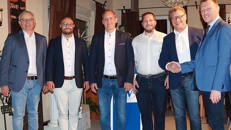 Bürgermeister Peter Juks (rechts) gratulierte als erster dem neu gewählten geschäftsführenden Vorstand (von links): Matthias Schäffer (Vorsitzender), Sandro Michel (Vize), Reiner Angly (BL Finanzen), Florian Mohr (BL Sport) und Thomas Ribka (BL Organisation und Verwaltung).