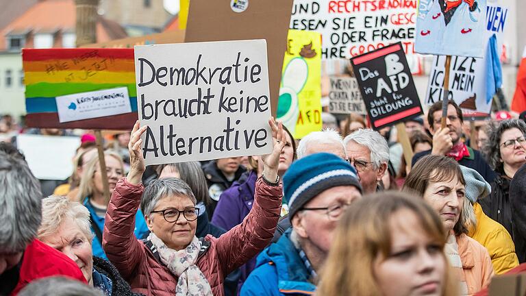 Menschen verschiedenen Alters und Herkunft demonstrierten für die gleiche Sache. Menschen verschiedenen Alters und Herkunft demonstrierten für die gleiche Sache.