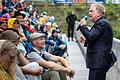 Ganz nah am Publikum: Klaus Hoffmann am Samstag vor 1200 Besuchern beim Würzburger Hafensommer. Er erhielt an diesem Abend den 'Walter-von-der Vogelweide-Preis' für sein Lebenswerk.