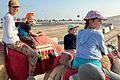 Beim Zwischenstopp in Doha (Katar) machte die Familie eine Wüstentour – dazu gehörte auch ein Kamelritt.