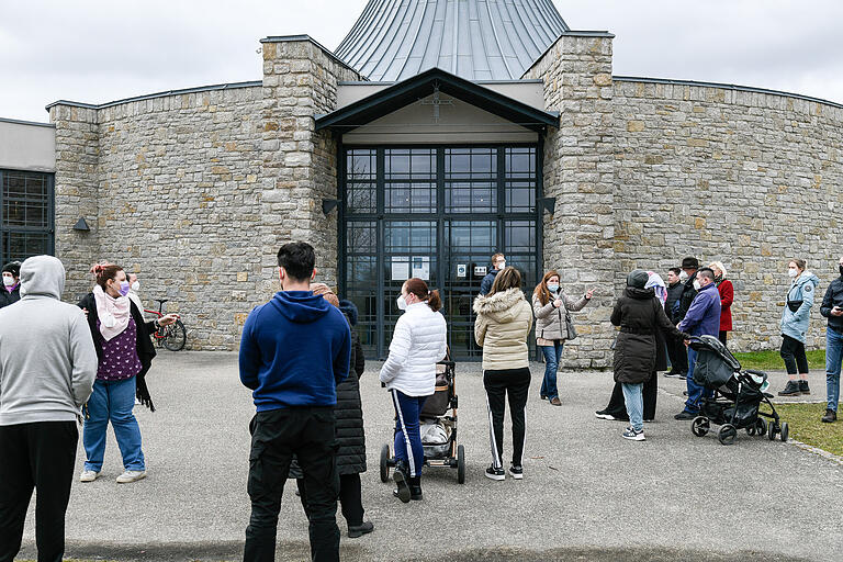 Eltern warten auf ihre Kinder, die nach dem Feueralarm in dieser Kirche in Sicherheit gebracht worden sind. Eltern warten auf ihre Kinder, die nach dem Feueralarm in dieser Kirche in Sicherheit gebracht worden sind. 