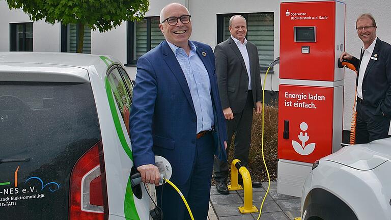 „Wir müssen CO2-neutral werden, sagte Sparkassendirektor Georg Straub vor dem Kreistag Rhön-Grabfeld. Dazu gehören Obstbaumpflanzaktionen ebenso wie Elektro-Tankstellen (wie hier in Bad Königshofen).