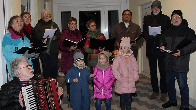 Der evangelische Kirchenchor Klangelisch und Dr. Klaus Schmier mit dem Akkordeon luden Groß und Klein zum Singen und Zuhören ein. Der evangelische Kirchenchor Klangelisch und Dr. Klaus Schmier mit dem Akkordeon luden Groß und Klein zum Singen und Zuhören ein.