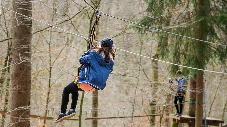 Der Kletterpark Einsiedel im Garmschatzer Wald ist ein beliebtes Ausflugsziel für Familien und Freunde.