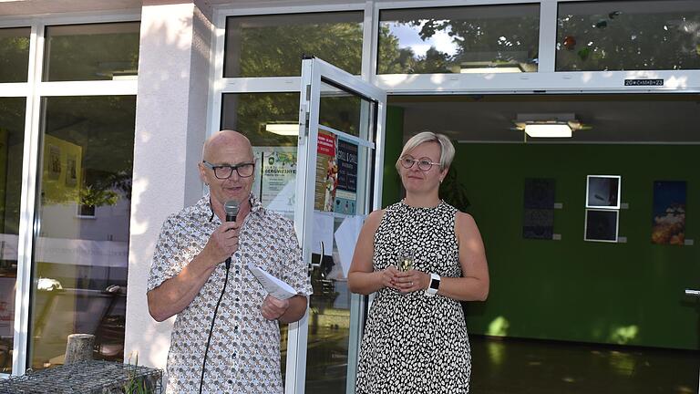 Vereinsvorsitzender Bernhard Gößmann-Schmitt und seine Stellvertreterin eröffnen die Vernissage „grenzenlose Leichtigkeit“ anlässlich der Feier des zehnjährigen Bestehens des Vereins „erLebenskunst“.       -  Vereinsvorsitzender Bernhard Gößmann-Schmitt und seine Stellvertreterin eröffnen die Vernissage „grenzenlose Leichtigkeit“ anlässlich der Feier des zehnjährigen Bestehens des Vereins „erLebenskunst“.