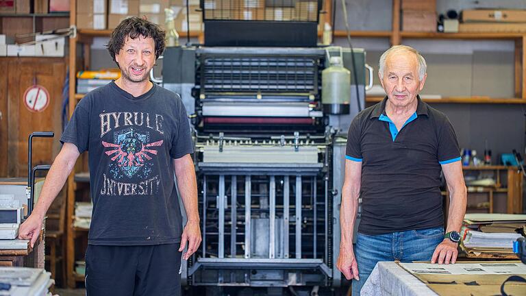 Jörg (links) und Volker Gunzenheimer stehen vor dem Herzstück der Druckerei der 'Ostheimer Zeitung', einer Heidelberger Druckmaschine.