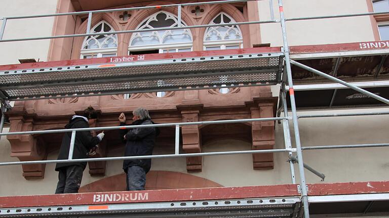 Der Rathausbalkon benötigte mehr als eine „Schönheitskur“, denn der Standboden erlitt Wasserschäden, die behoben werden mussten. Das Rathaus steht ohnenhin unter Denkmalschutz.       -  Der Rathausbalkon benötigte mehr als eine „Schönheitskur“, denn der Standboden erlitt Wasserschäden, die behoben werden mussten. Das Rathaus steht ohnenhin unter Denkmalschutz.