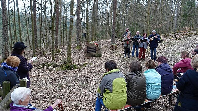 Mit drei Freunden aus Berlin gestaltete Elfriede Krutsch (hinten links) am Gedenkstein die Feierstunde zum Jahrestag des Kriegsverbrechens vom 29. März 1945 in Rieneck.