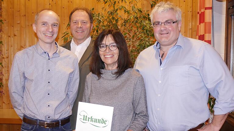 Für 25 Jahre Treue zum Hambacher Gartenbauverein gab es die silberne Ehrennadel (von links): Vorsitzender Sebastian Heuler, der zweite Kreisverbandsvorsitzende Michael Geck, Jubilarin Lydia Bünner und Bürgermeister Willi Warmuth.