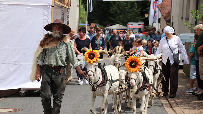 Rundum gelungen, ja perfekt gelaufen ist das Dorffest, mit dem Neustadt am Main die Gründung des Klosters vor 1250 Jahren feierte. Hier Impressionen vom Sonntagnachmittag.