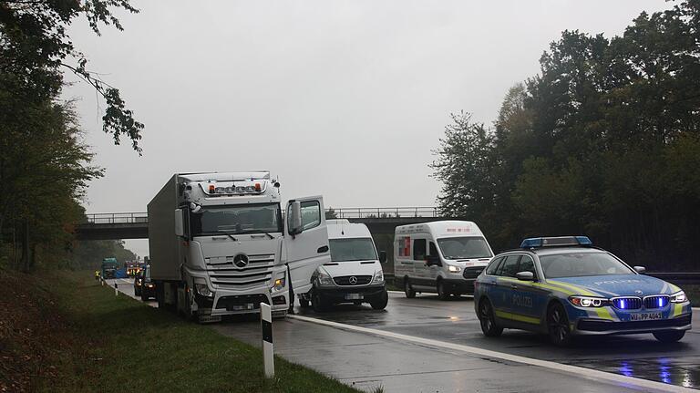 Der Lastwagen, der den stehenden Sattelzug touchiert hatte, kam gut 150 Meter nach dem Ort des Aufpralls zum Stehen.