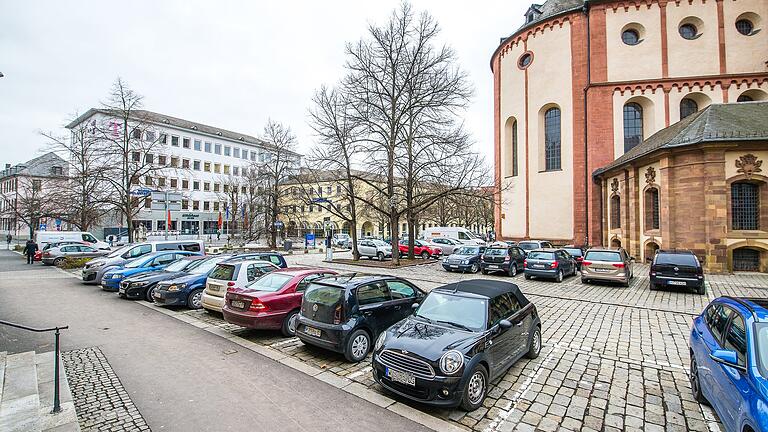 Sollen rund um den Paradeplatz und hinter dem Dom künftig noch Autos parken? Ein strittiges Thema in der Stadt.