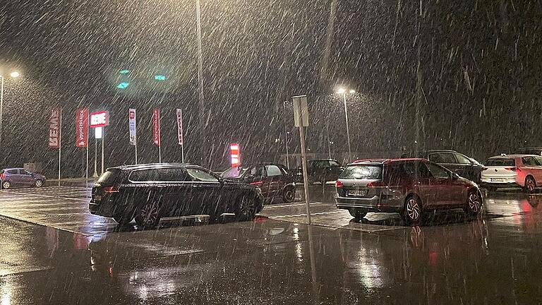 Eisregen führte in den Morgenstunden zu erheblichen Gefahren wie hier im Bereich von Bad Königshofen.