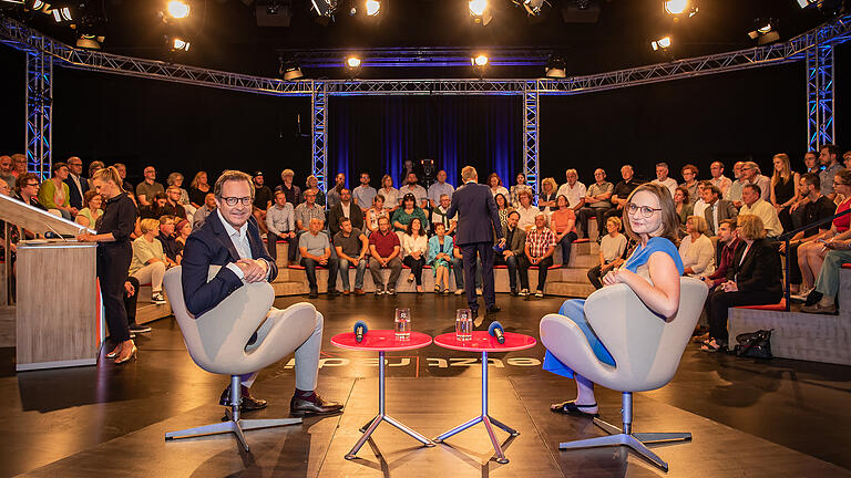 Das BR Fernsehen überträgt am Mittwoch 05.07.23 die Live Sendung 'jetzt red i' mit dem Thema: 'Hitzetote, Dürre und Unwetter - Tun wir genug im Kampf gegen den Klimakollaps?' aus der Posthalle in Würzburg. Lisa Badum, MdB (Grüne Bundestagsfraktion) und Martin Huber, MdL (CSU Generalsekretär) stehen Rede und Antwort.