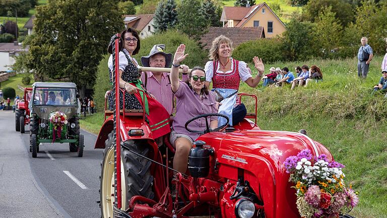 Traktor-Parade beim Festzug in Weisbach.