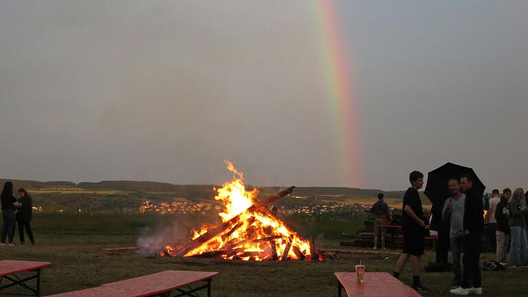 Beim Johannisfeuer erschien auch ein Regenbogen als himmlisches Zeichen.