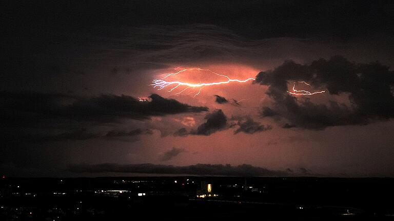 Wetter - Gewitter - Wolken - Gewitterwolken - Blitz und Donner über Leipheim und Günzburg - Unwetter Feature.jpeg       -  Hitzegewitter entstehen in Deutschland hauptsächlich von Mai bis Juli.